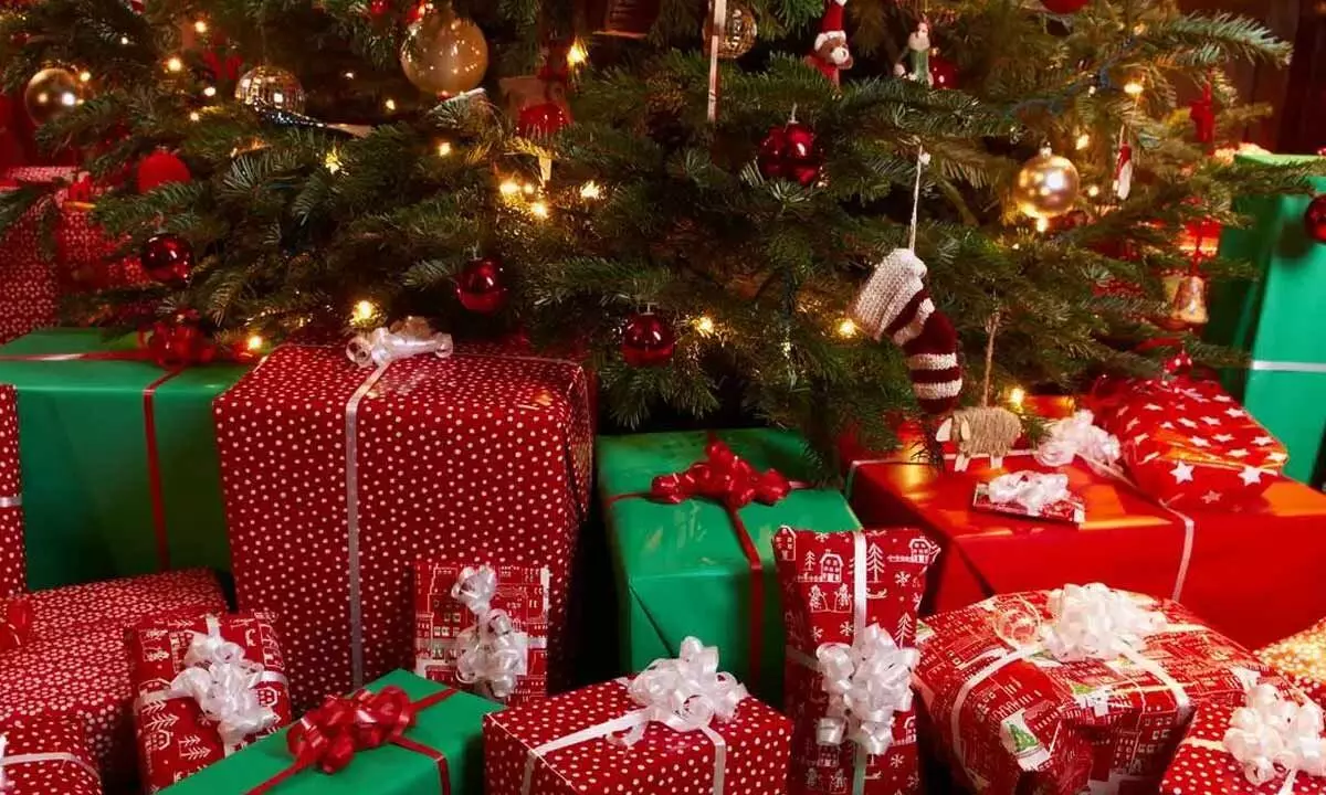 Tech-Savvy Christmas Gifts: Smartwatches and Power Banks under Rs 5000