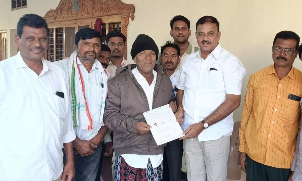 Congress leaders distributes CMRF cheques