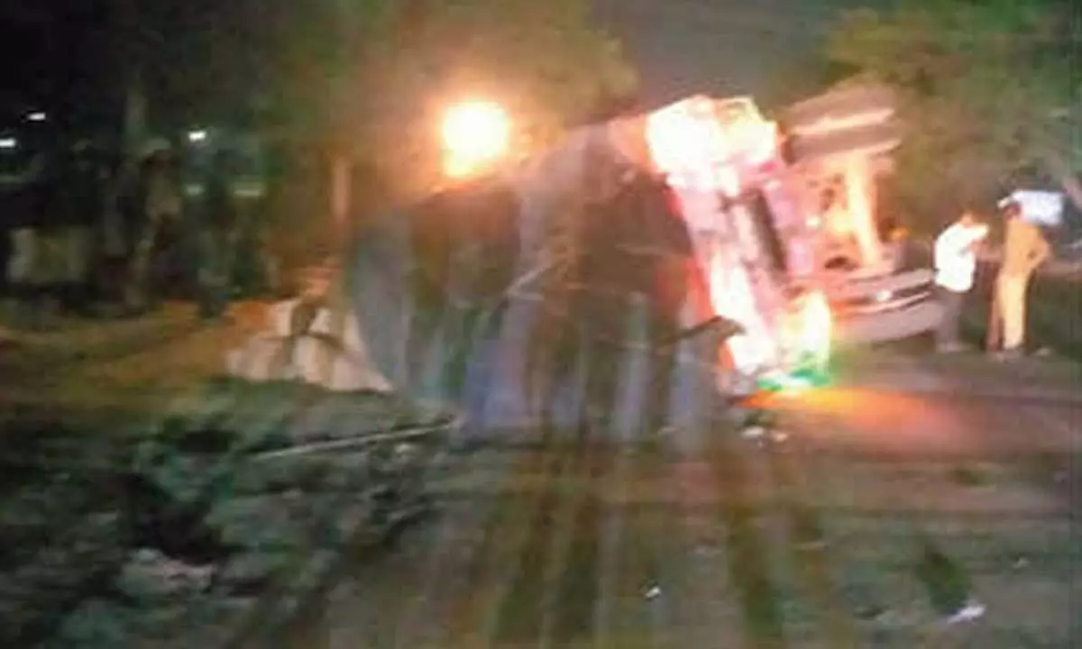 Three die after lorry overturns on them