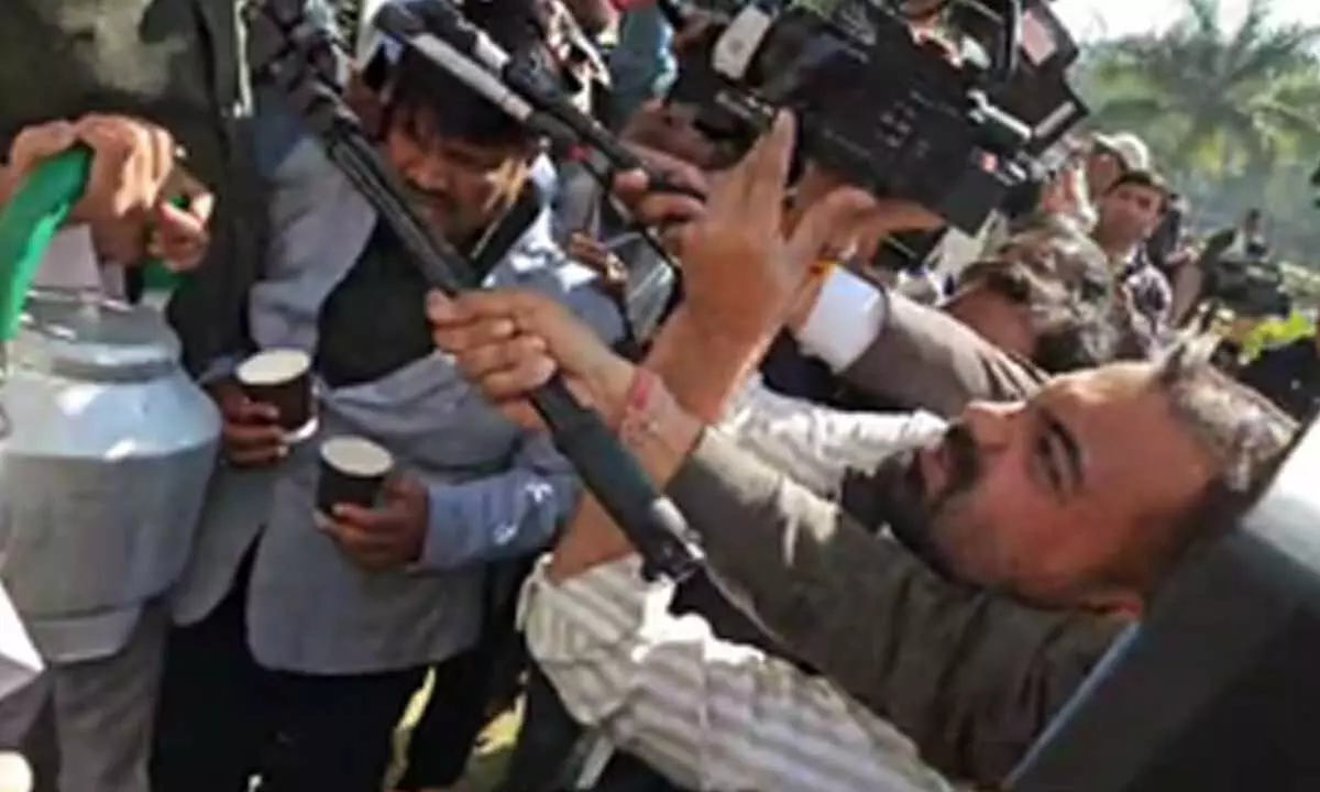 Congress MLAs arrive at MP Assembly with tea kettles and garland of liquor bottles