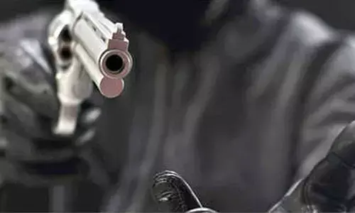 4 held for robbing students at gunpoint by posing as cops