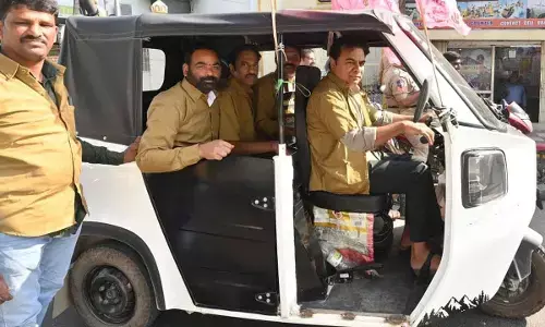 KTR drives autorickshaw to Assembly to raise problems faced by three-wheeler drivers