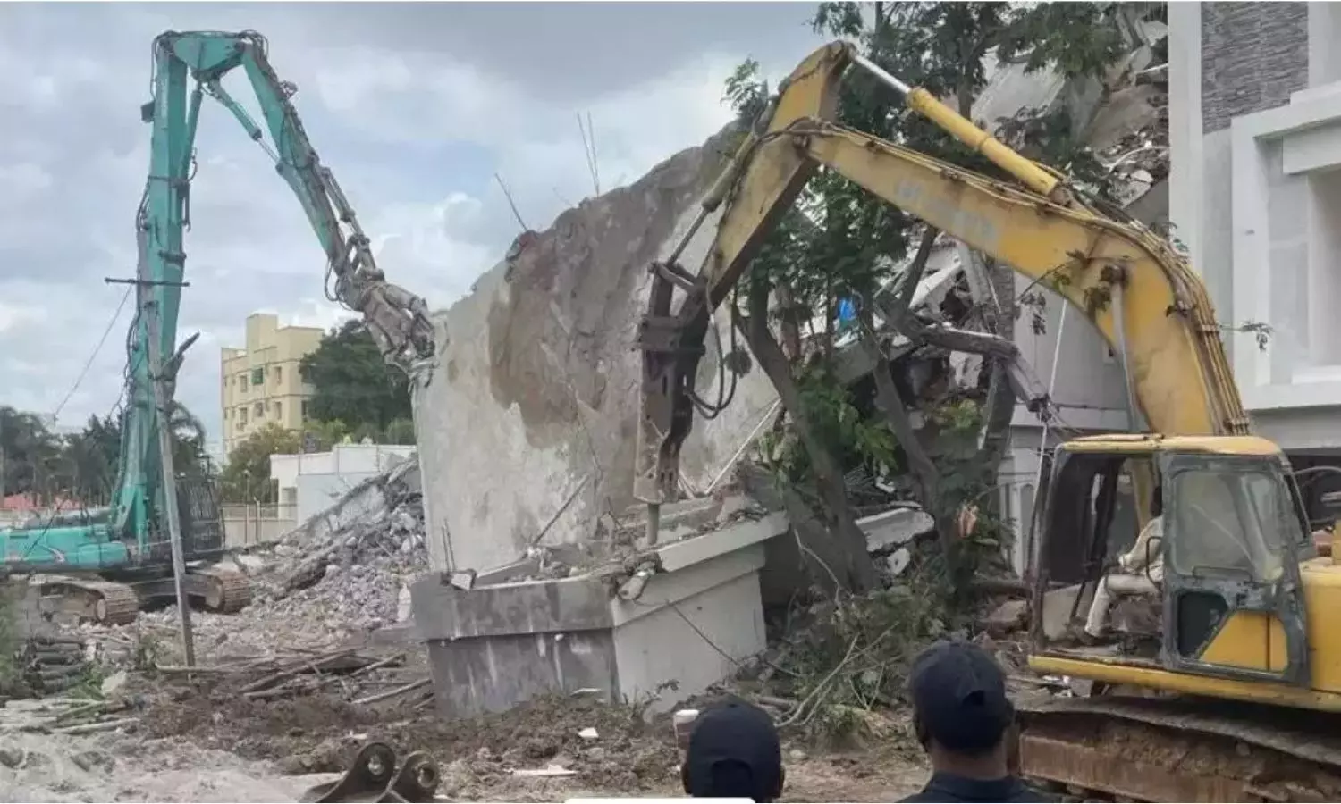 HYDRAA Demolishes Illegal Shops in Manikonda’s Alkapur Colony Amid Protests