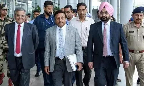 EC reviews preparedness for polls, meets leaders of political parties