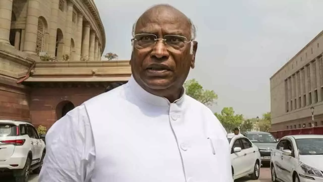 Kharge complains of aggravation of knee injury