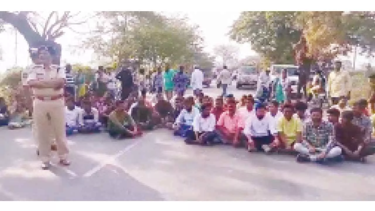 Jagtial: Parents protest at Gurukul over snake-bite incidents