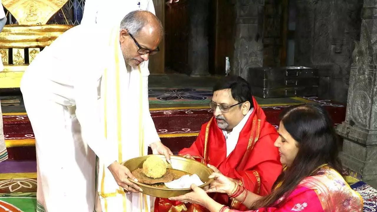 CS Neerabh offers prayers at Tirumala