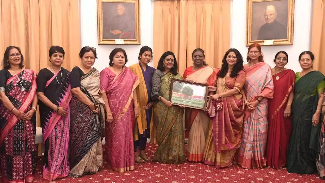 Telangana IAS Officers Wives Association Meets President Draupadi Murmu at Rashtrapati Nilayam