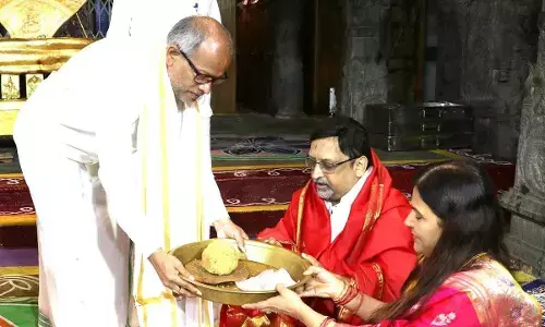 CS Neerabh offers prayers at Tirumala
