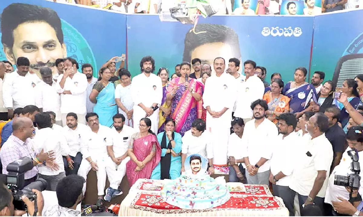 YSRCP activists celebrate party chief Jagan’s birthday