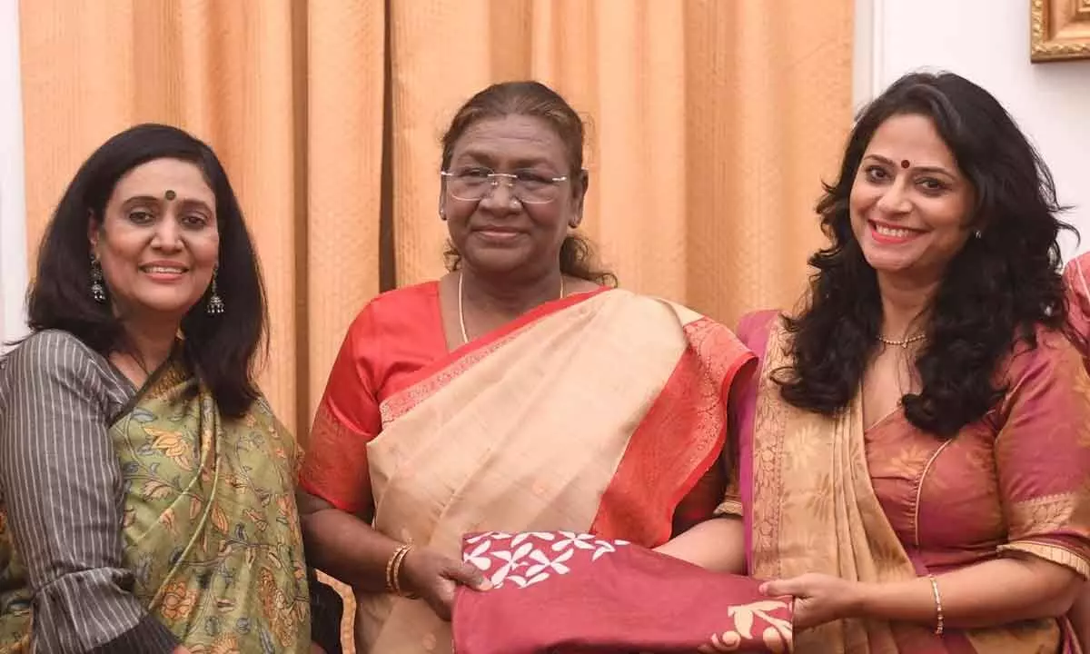 Telangana IAS Officers wives association meets president Droupadi Murmu