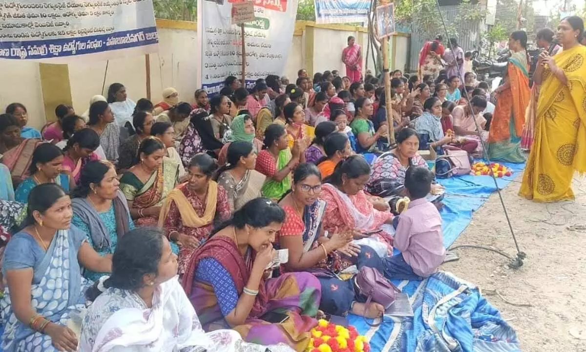 Chaitanya Womens Association Extends Support to Samagra Shiksha Abhiyan Contract Employees Protest