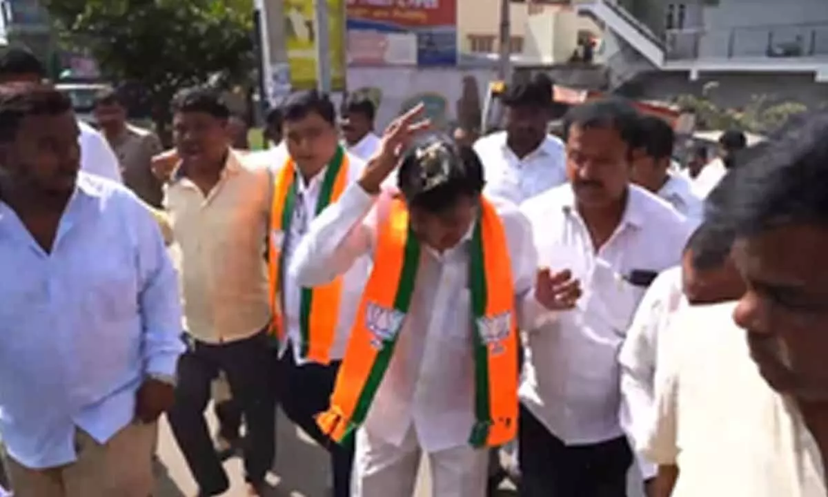 BJP MLA Munirathana faces egg attack in Bengaluru, blames Dy CM Shivakumar