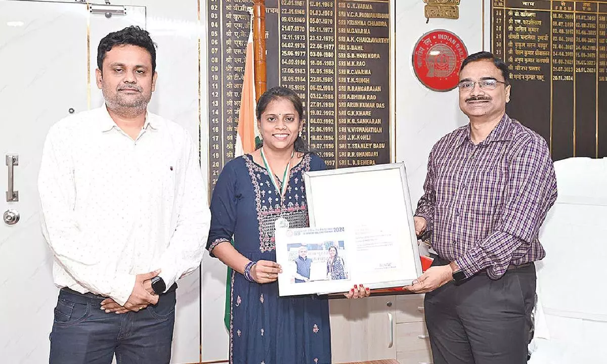 DRM pats Ati Vishisht Rail Seva Puraskar recipient