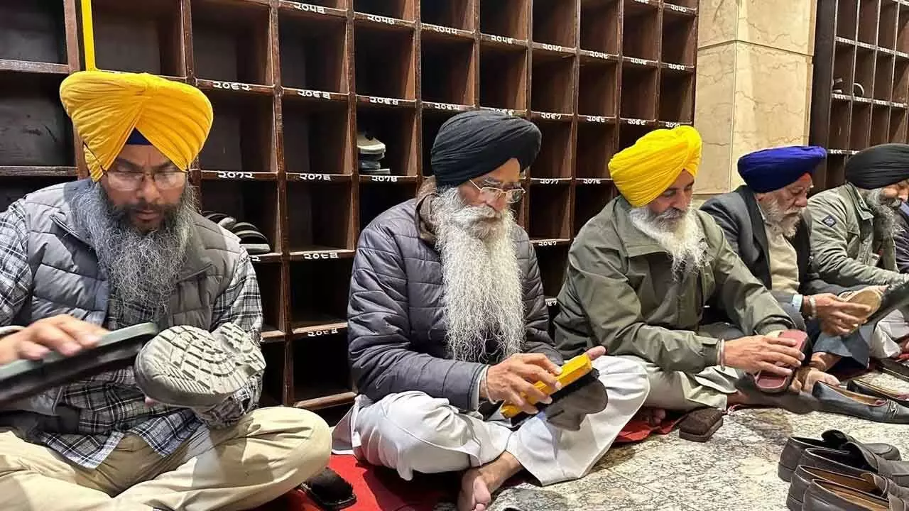 SGPC chief Giani cleans shoes at Golden Temple