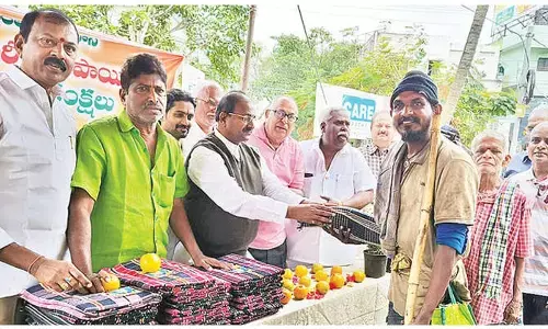 Blankets, fruits distributed to mark Vajpayee’s birth anniv