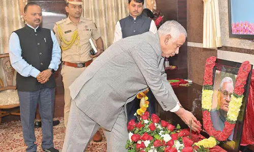 Governor pays tributes to Vajpayee