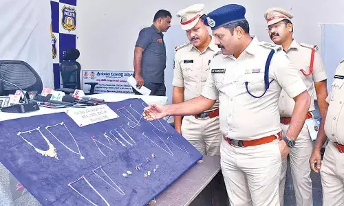 Woman held for stealing gold worth Rs 12.5L