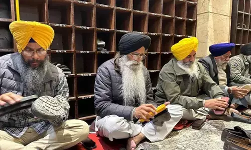 SGPC chief Giani cleans shoes at Golden Temple