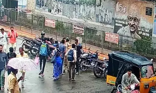 Visakhapatnam: RPF issues advisory to visitors on illegal parking