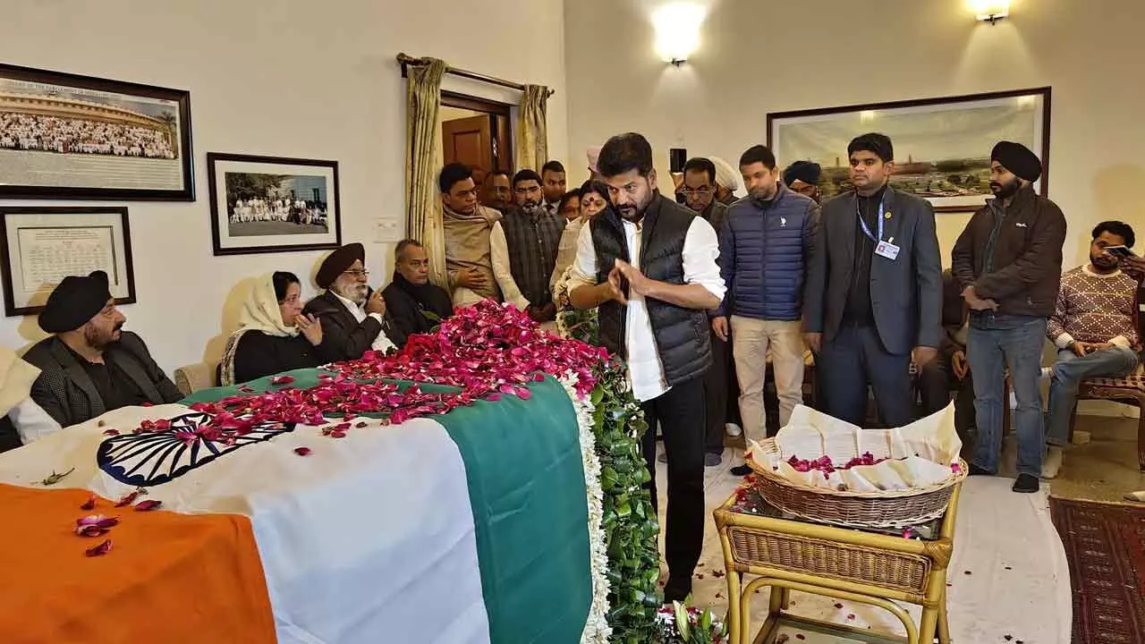 Revanth pays rich tributes to Singh