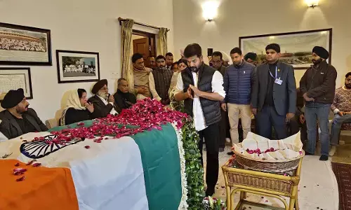 Revanth pays rich tributes to Singh