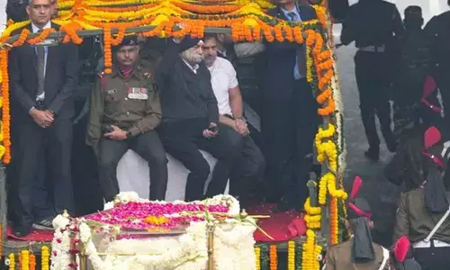 Rahul Gandhi accompanies mortal remains of Dr Singh to cremation ground