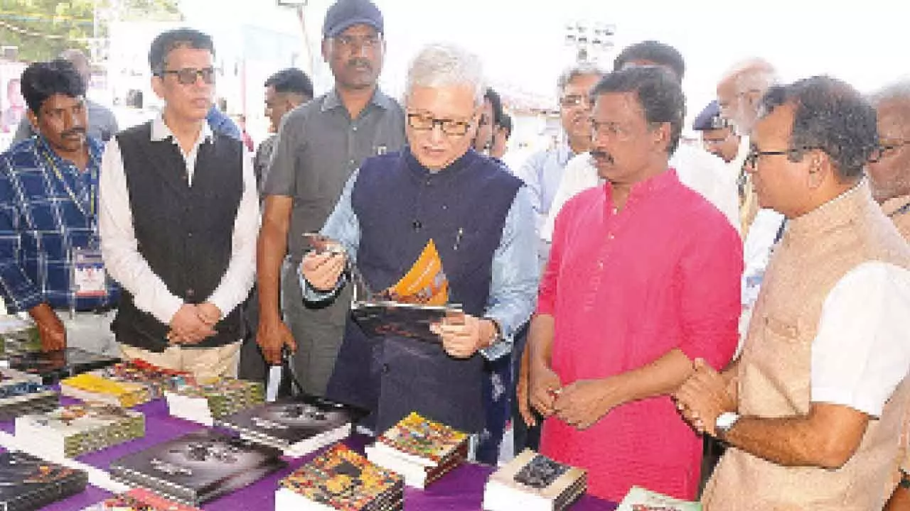 Hyderabad: Gift books, not bouquets, Governer urges people