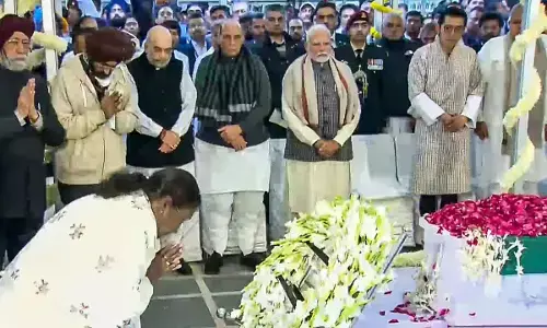 President Droupadi Murmu pays her last respects to former prime minister Manmohan Singh during the latters state funeral, at the Nigambodh Ghat, in New Delhi on Saturday