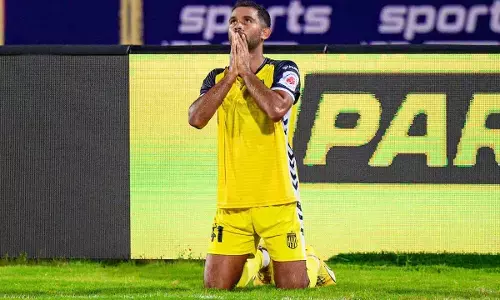 ISL: Hyderabad FC score late to deny East Bengal full points