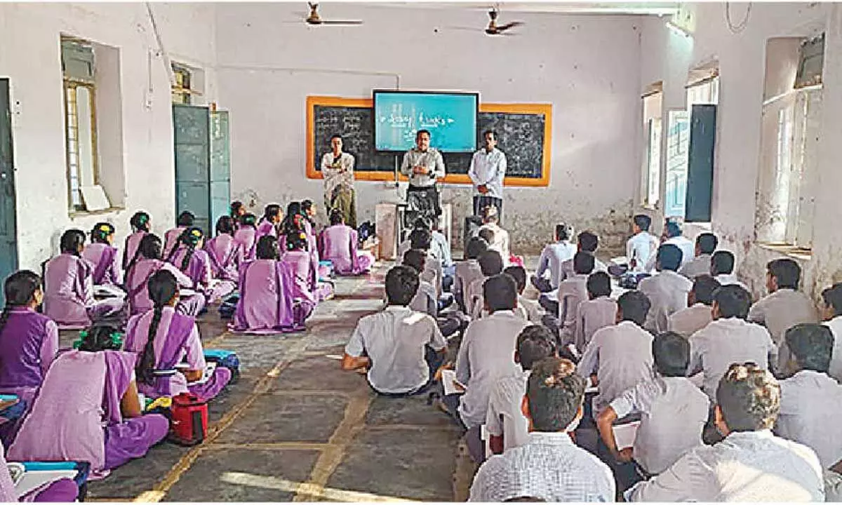 Students suffer due to lack of Hindi teacher