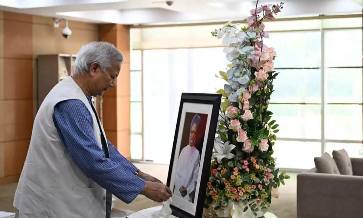 Muhammad Yunus Pays Tribute To Former Indian PM Manmohan Singh In Dhaka