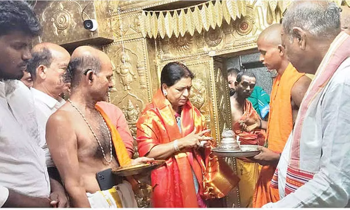 Aruna offers prayers at Maldakal temple