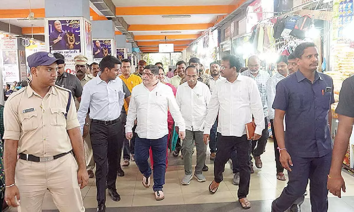 Minister Ponnam makes surprise visit to Jubilee Bus Station