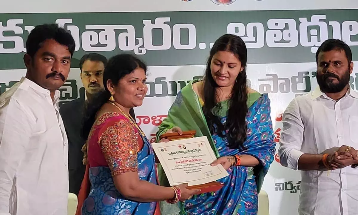 Mangarani receives Savitribai Phule Award