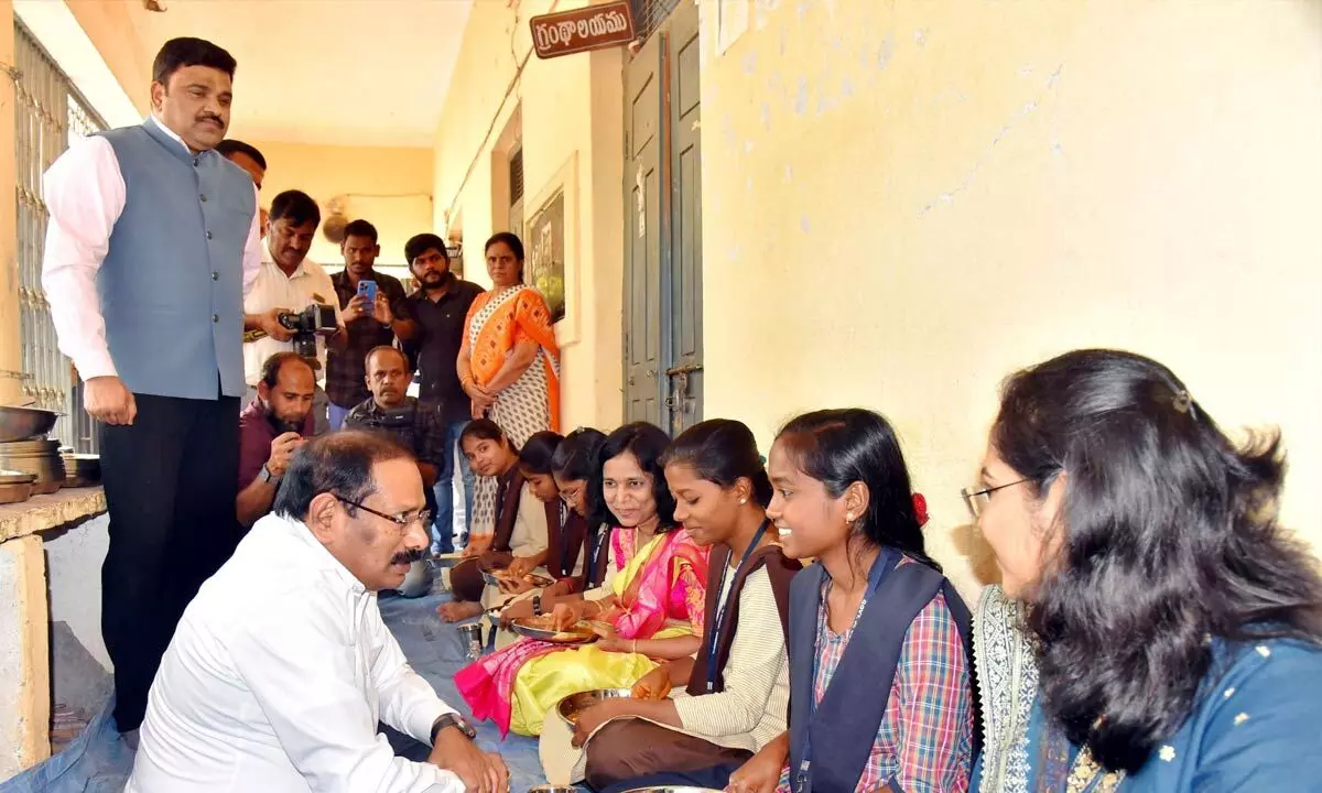 CS inaugurates ‘Dokka Seethamma Midday Meal’ scheme in Kurnool