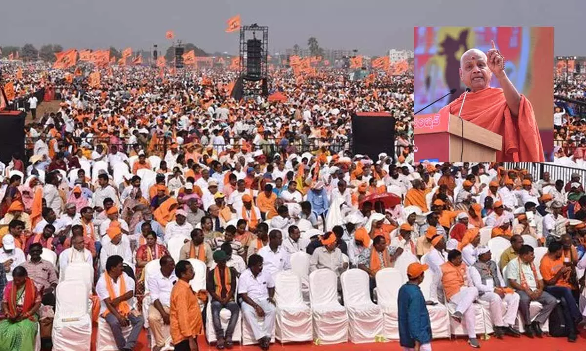 Govind Dev Giriji Maharaj from Ayodhya addressing  the ‘Hyndava Sankharaavam’  meeting at Kesarapalli near Vijayawada on Sunday