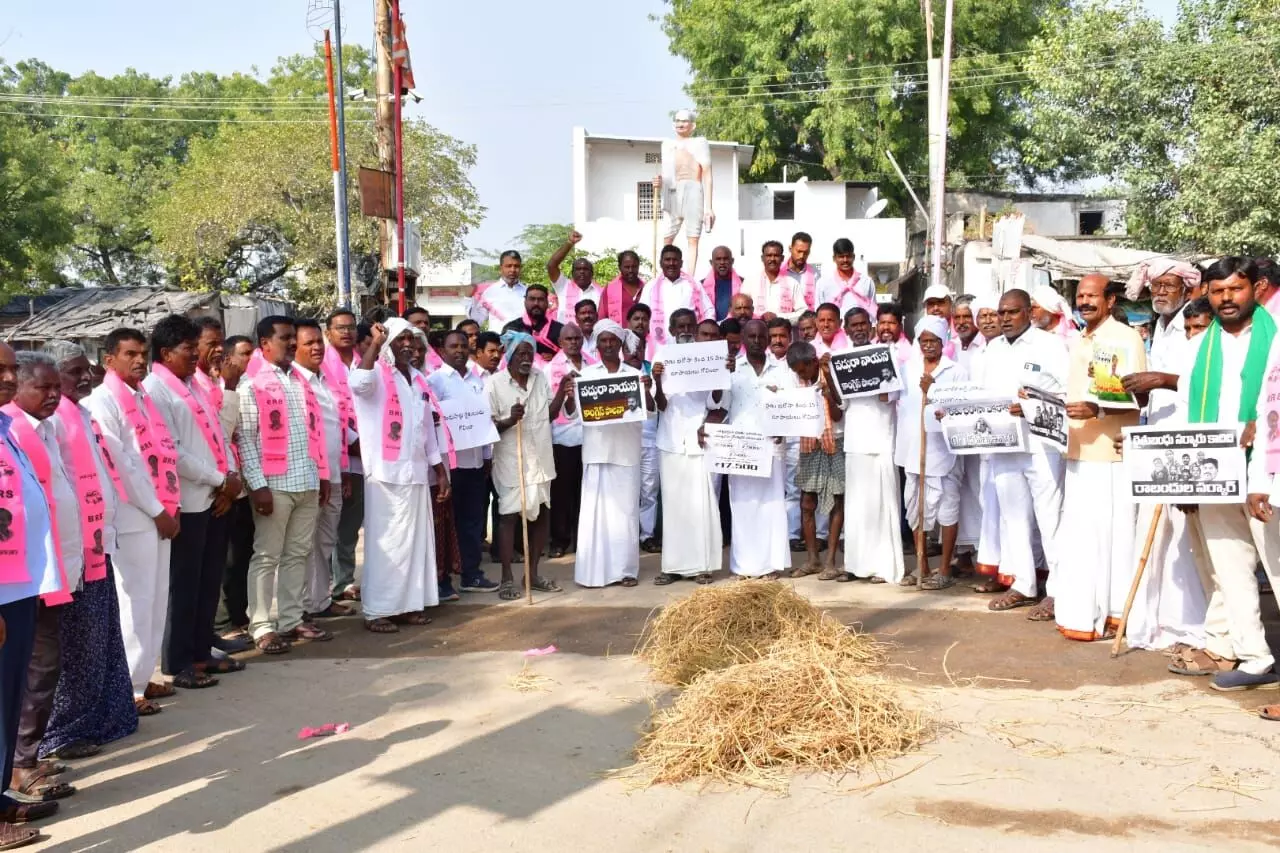 Farmers Burn Warangal Declaration Promises in Protest; Women Workers Join Demonstration