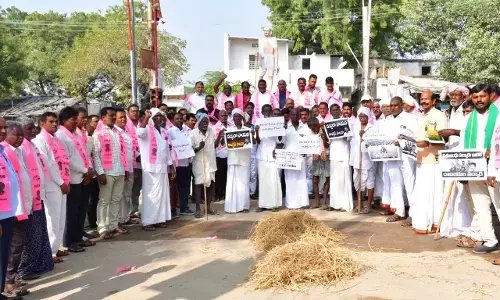Farmers Burn Warangal Declaration Promises in Protest; Women Workers Join Demonstration