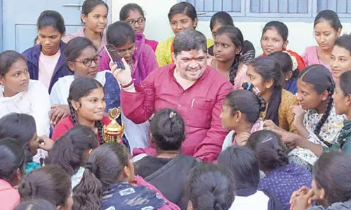 Minister Ponnam dines with residential school students