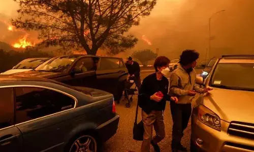 LA firefighters battle wildfires