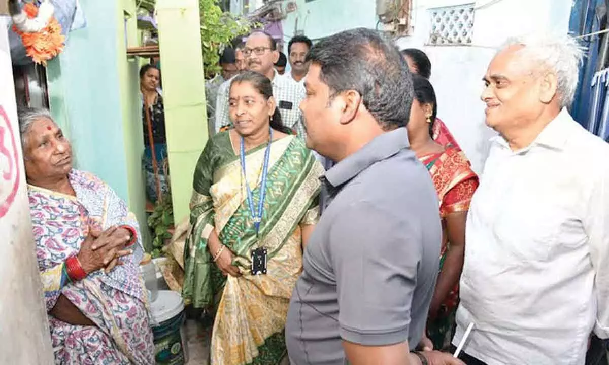 Slum-dwellers share their woes with GVMC commissioner