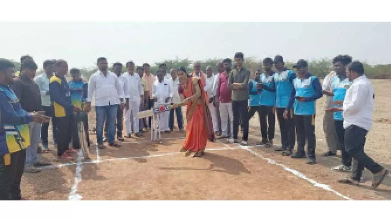 Sarithamma inaugurates cricket tourney