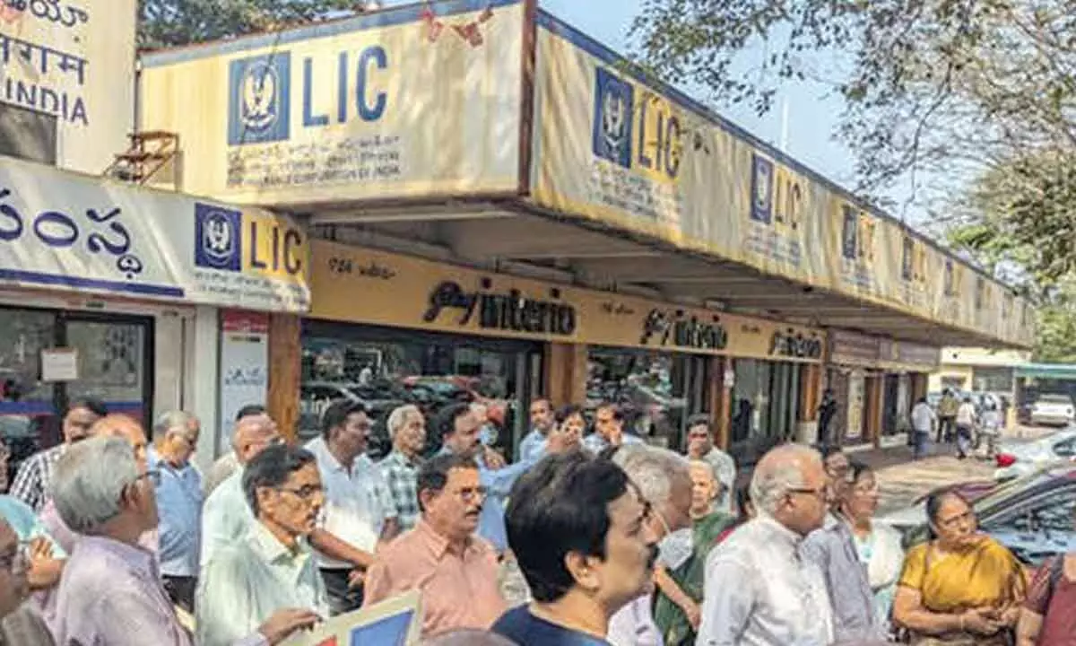 LIC pensioners stage protest over pending problems