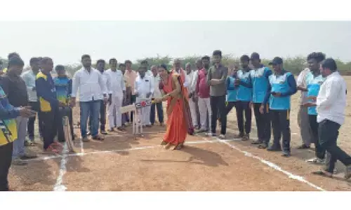 Sarithamma inaugurates cricket tourney