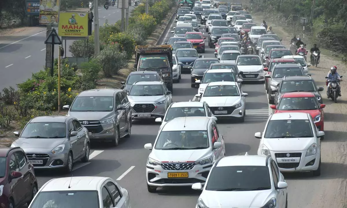 Heavy Sankranti rush on Vij-Hyd National Highway