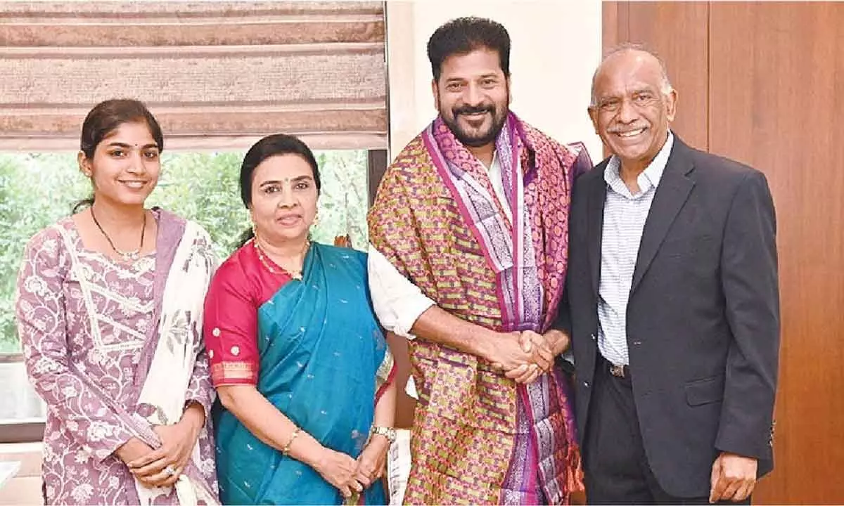 MLA Yasaswini meets CM along with family