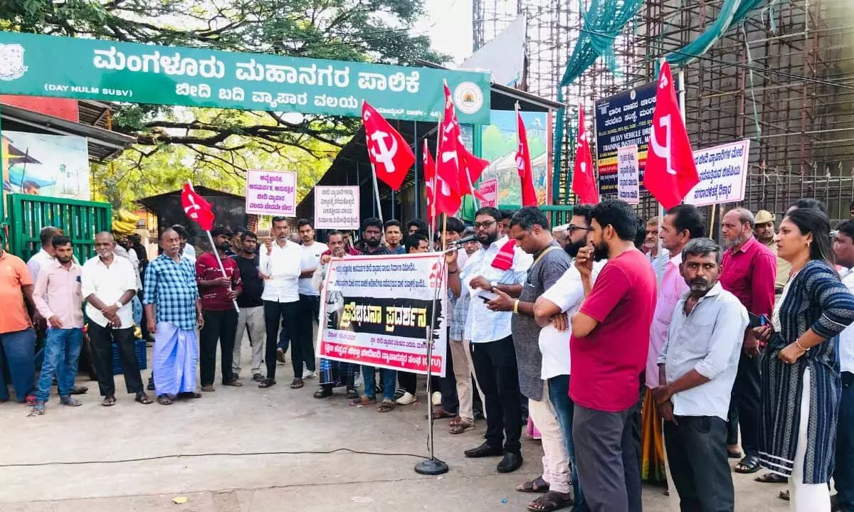 Mangaluru Street Vendors Protest Against Forced Relocation