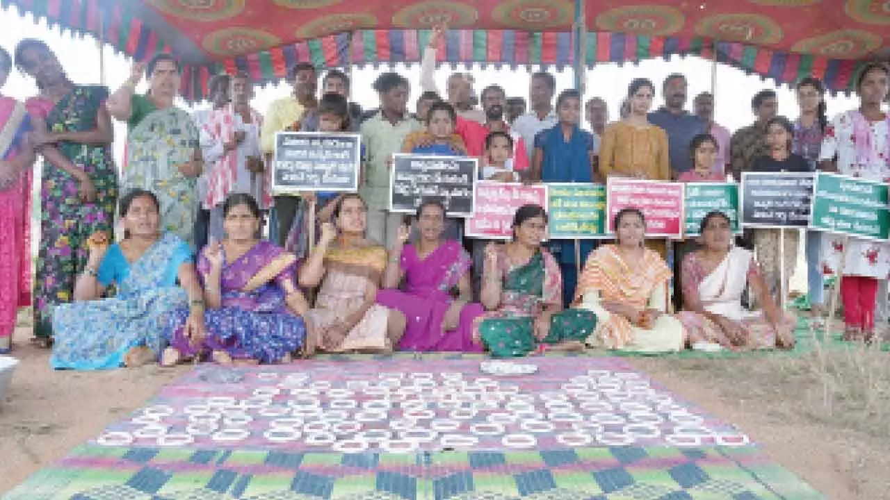 Farmers shun festival; stage protest