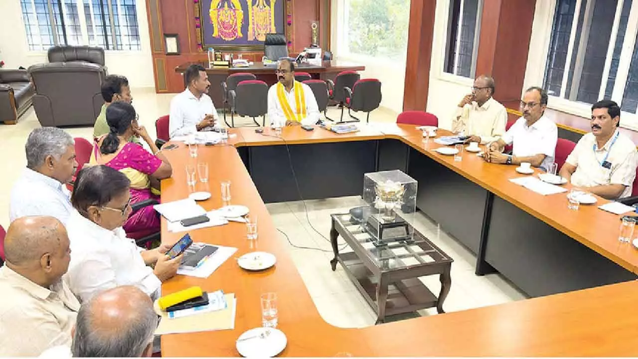 TTD EO reviews SV temple activities at Prayagraj